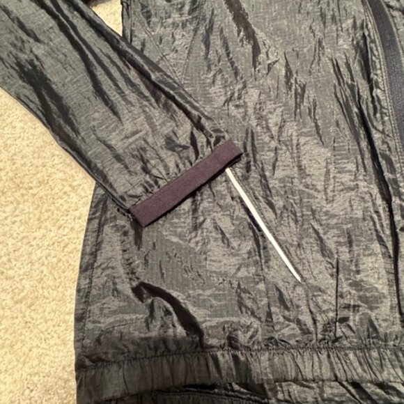 Black Under Armour Hooded Running Jacket - Medium - Picture 4 of 13